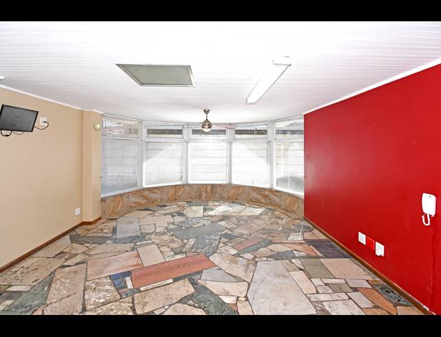351M² BUSINESS TO LET IN GREENSIDE